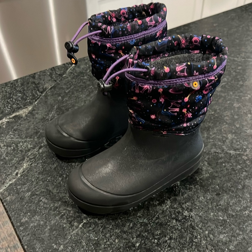 Girls size 1 bogs insulated boot